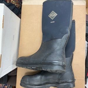 Muck chore boots